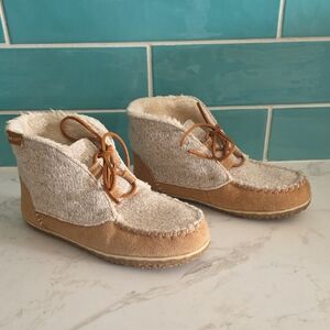 Minnetonka Tan and Cream Women's Slippers